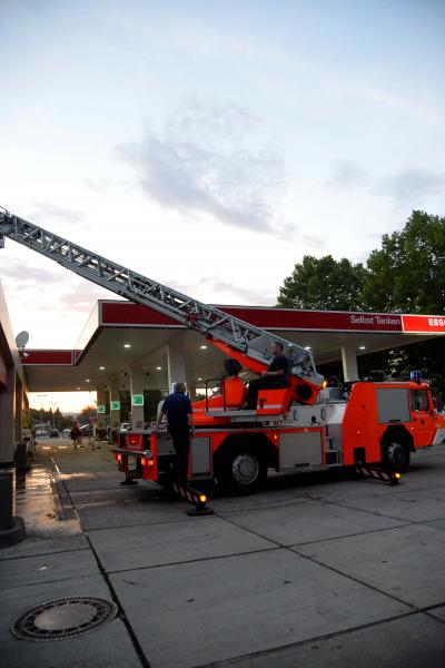 Kurzes Unwetter ueber Esslingen laesst Baeume umfallen - Pkw unter Baum begraben